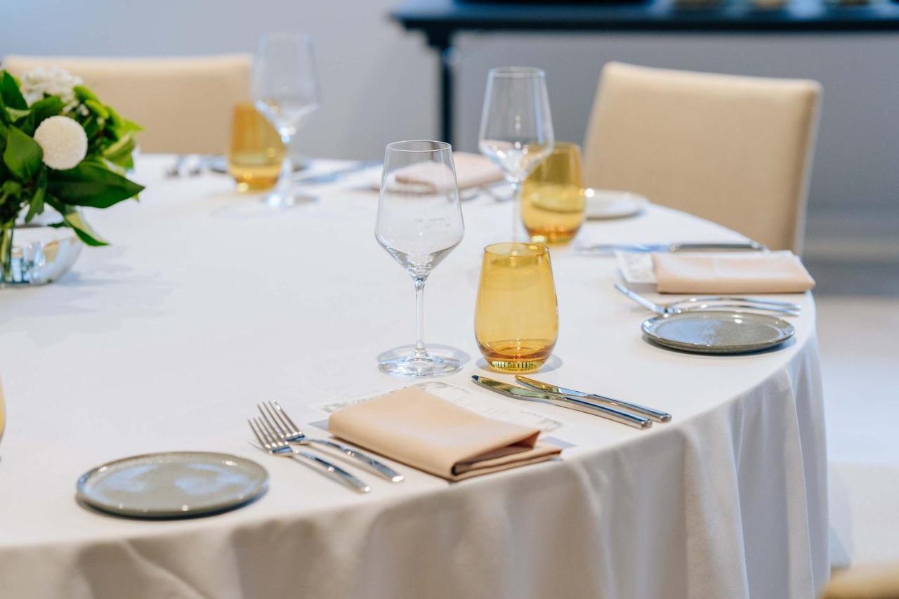 Peppers Waymouth Hotel Adelaide Eksteriør bilde A table set for fine dining