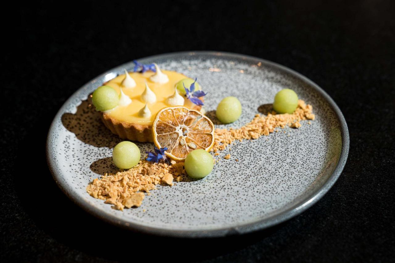 Peppers Waymouth Hotel Adelaide Eksteriør bilde A lemon meringue tart