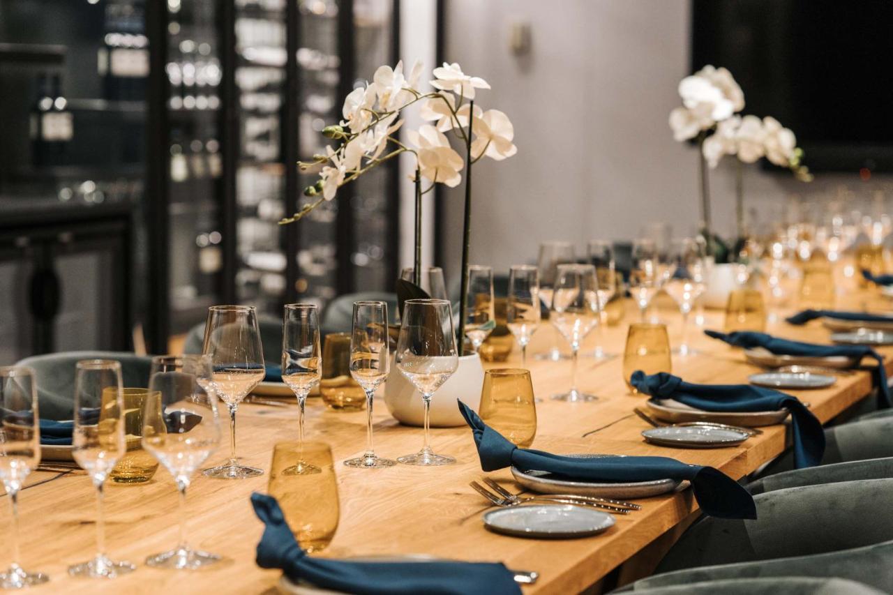Peppers Waymouth Hotel Adelaide Eksteriør bilde The table at the 2019 World Wine Awards