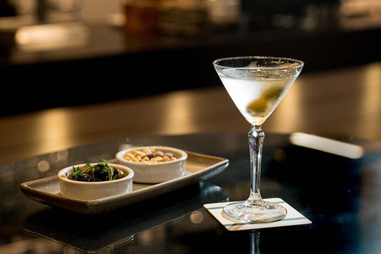 Peppers Waymouth Hotel Adelaide Eksteriør bilde A Vesper cocktail